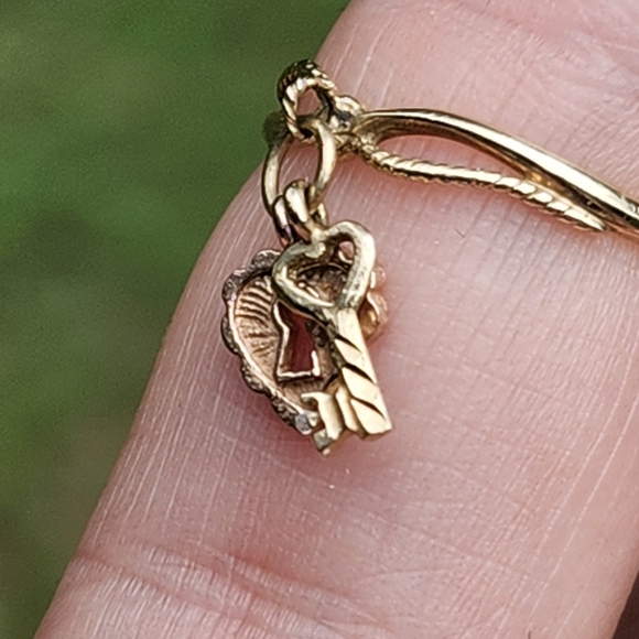 10kt gold lock and key heart ring - Picture 2 of 6